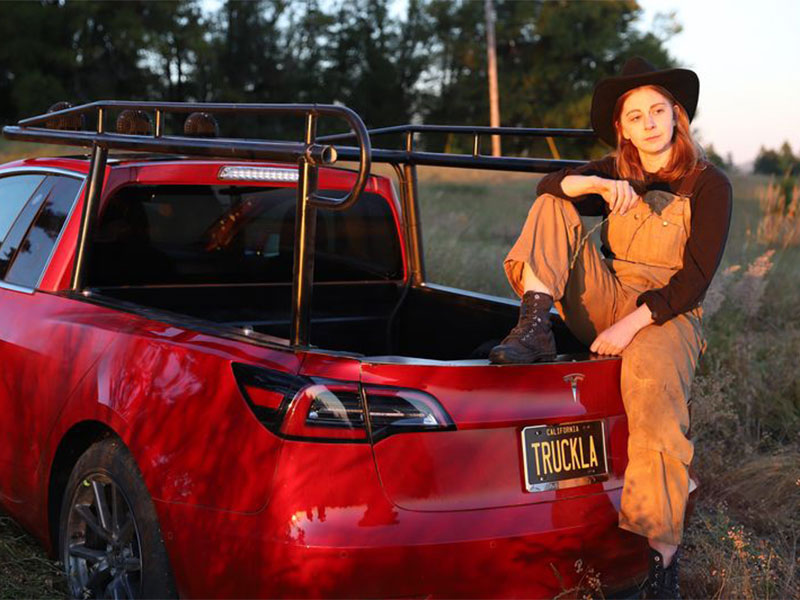 فيديو يحبس الأنفاس... فتاة تصنع أول تسلا بيك-أب في العالم بنفسها